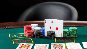 Meja Caribbean Stud Poker dengan dealer profesional di wla togel